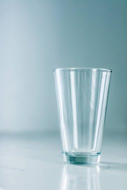 Mermer masada temiz boş cam