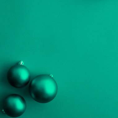 Yeşil flatlay zemin üzerinde Noel baubles, lüks kış holid