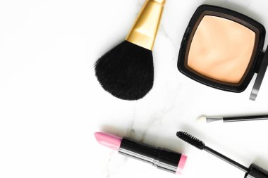 Makyaj ve kozmetik ürünleri mermer, düz arkaplan