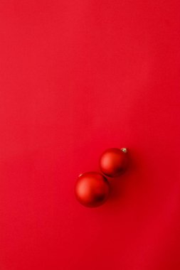 Kırmızı flatlay zemin, lüks kış tatili noel baubles