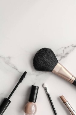 Makyaj ve kozmetik ürünleri mermer, düz arkaplan