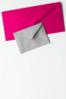 Mermer yatık arka planda boş kağıt zarflar, tatil posta