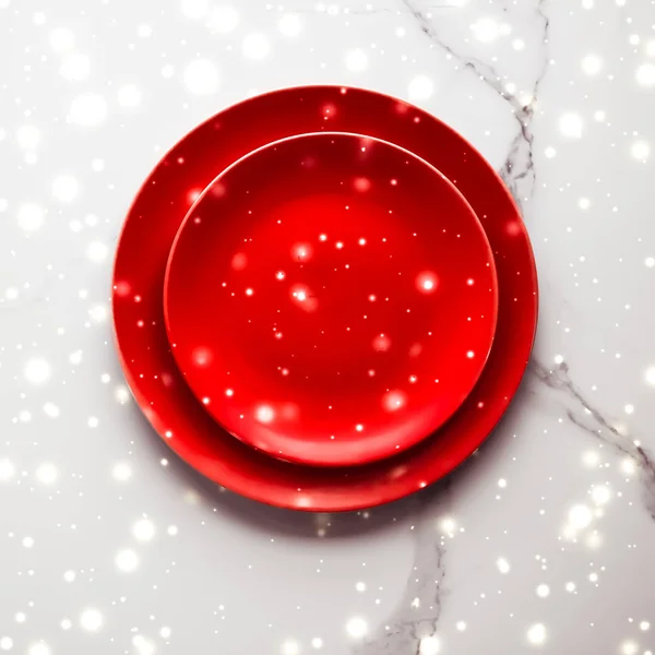 Красная пустая тарелка на мраморном столе, посуда де — стоковое фото
