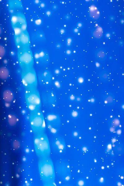 冬の休日の抽象的な背景、輝く雪と魔法の火花 — ストック写真