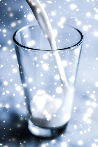 Magisches Feiertagsgetränk, das laktosefreie Bio-Milch ins Glas gießt — Stockfoto