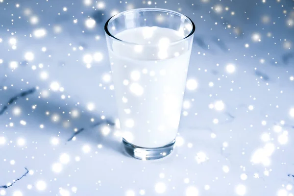 Μαγικό ποτό διακοπών, χύνοντας οργανικό γάλα χωρίς λακτόζη σε ποτήρι — Φωτογραφία Αρχείου