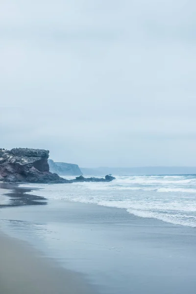 Погляд на узбережжя океану, ідеальні подорожі та місце відпочинку. — стокове фото