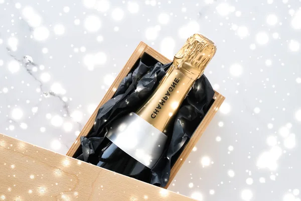 Bouteille de champagne de Noël et boîte cadeau et neige brillante — Photo