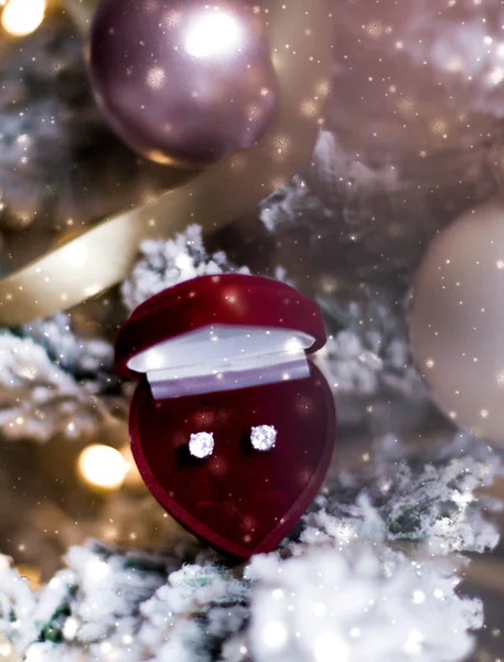 Pendientes de diamantes en forma de corazón joyero caja de regalo en Navidad —  Fotos de Stock