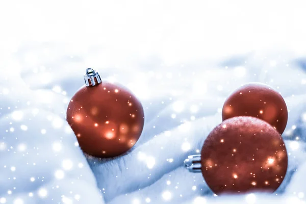 Boules de Noël en bronze sur fourrure pelucheuse bleue avec lueur de neige brillante — Photo