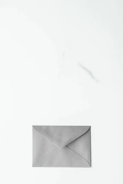 Sobres de papel en blanco sobre fondo plano de mármol, correo de vacaciones —  Fotos de Stock