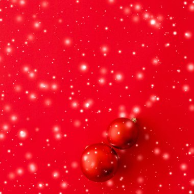 Kar glitter, lüks wi ile kırmızı arka plan üzerinde Noel baubles
