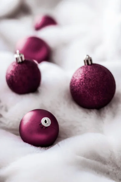 Purple Christmas baubles em fundo de pele macia branca, luxo wi — Fotografia de Stock