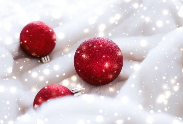 Bola roja de Navidad en piel esponjosa con brillo de nieve, lujo wi — Foto de Stock