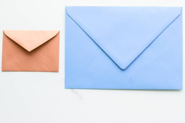 Mermer yatık arka planda boş kağıt zarflar, tatil posta