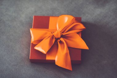 İpek şerit ve yay ile Vintage lüks tatil turuncu hediye kutusu,