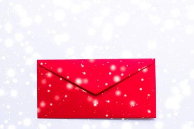 Kış tatili parlak kar f ile mermer üzerinde boş kağıt zarflar