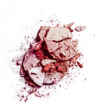 Beyaz arka planda yalıtılmış ezilmiş göz farı ve toz