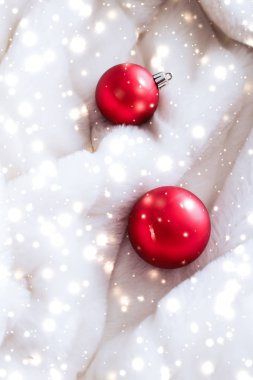 Kar glitter ile kabarık kürk kırmızı Noel baubles, lüks wi