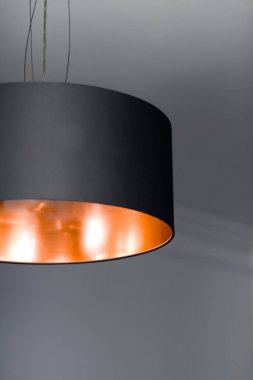 Bir odada bronz lamba, zarif modern ev dekor aydınlatma