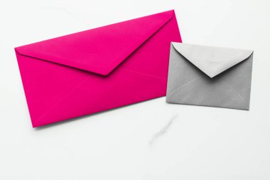 Mermer yatık arka planda boş kağıt zarflar, tatil posta