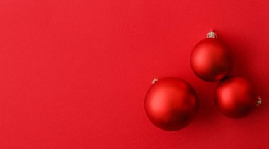 Kırmızı flatlay zemin, lüks kış tatili noel baubles
