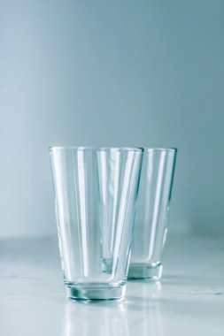 Mermer masada temiz boş gözlük