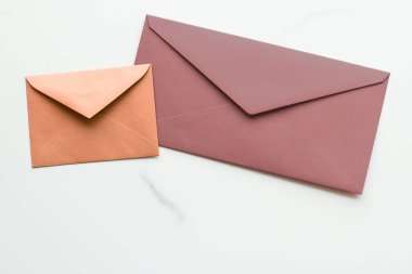 Mermer yatık arka planda boş kağıt zarflar, tatil posta