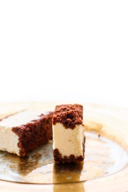 Altın plaka üzerinde çikolata ile klasik cheesecake, Avrupa cu