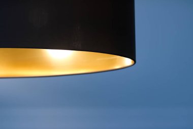 Bir odada altın lamba, zarif modern ev dekorasyonu ışıklandırması.