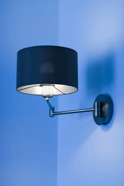 Silver lampa i ett rum, elegant modern Heminredning belysning — Stockfoto