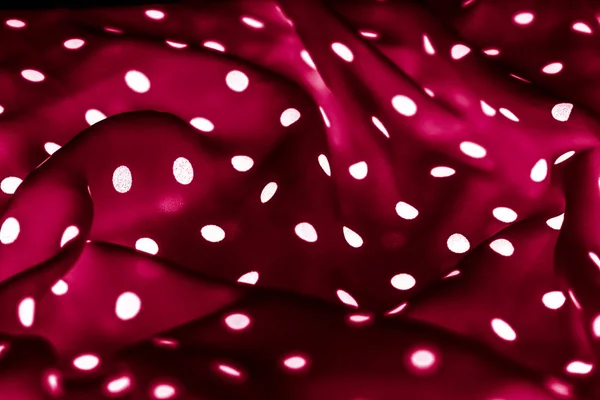 经典波尔卡圆点纺织品背景纹理,红色白点 — 图库照片