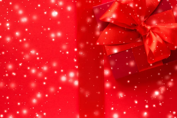 Weihnachtsgeschenke und glühender Schnee auf rotem Hintergrund, Weihnachten — Stockfoto