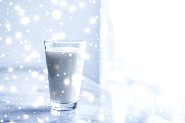 Magische vakantie drank, gieten van biologische Lactosevrije melk in glas — Stockfoto