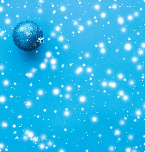 Χριστουγεννιάτικα στολίδια σε μπλε φόντο με γκλίτερ χιονιού, πολυτέλεια w — Φωτογραφία Αρχείου