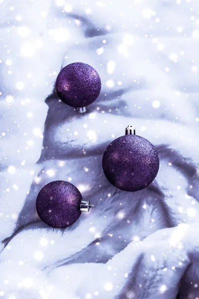 Bugigangas de Natal violeta em pele fofa com brilho de neve, luxo — Fotografia de Stock