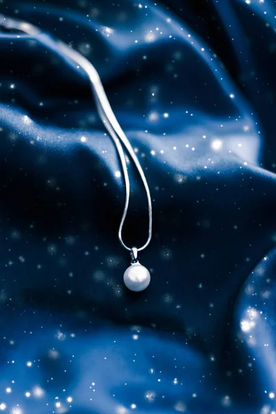 Розкішне біле золоте намисто з перлів на темно-синьому шовку, святковий відтінок — стокове фото
