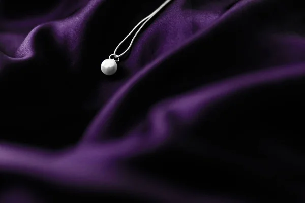Collier de perles en or blanc de luxe sur fond de soie violet foncé , — Photo