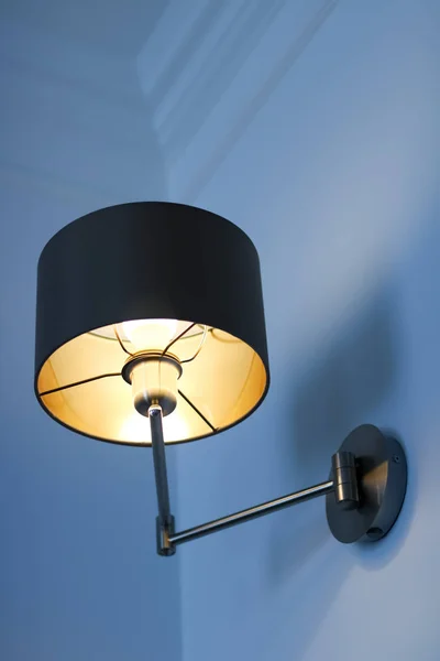 Lampada d'oro in una stanza, elegante arredamento moderno illuminazione — Foto Stock