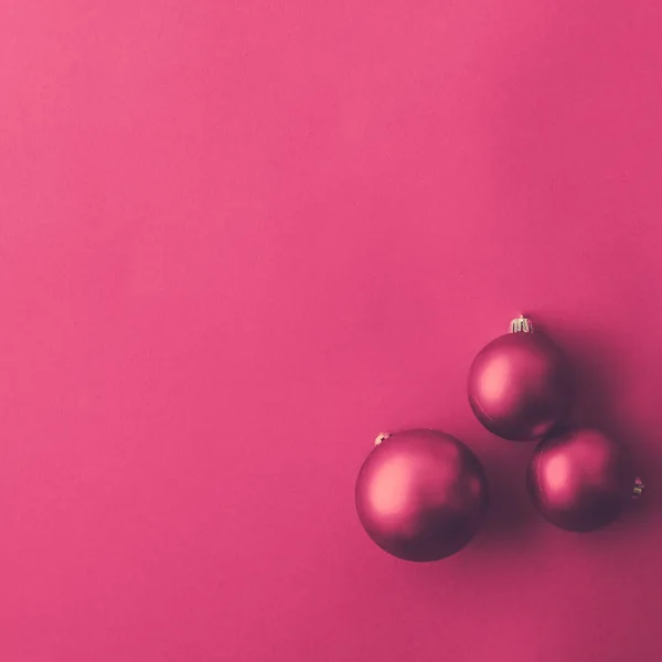 Bola de Navidad en rosa plano telón de fondo, vacaciones de invierno de lujo — Foto de Stock