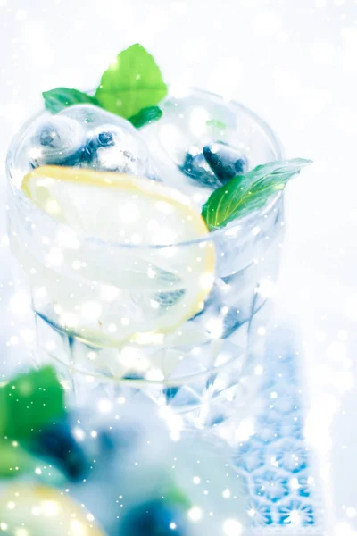 Cocktail invernale con ghiaccio e neve incandescente sullo sfondo , — Foto Stock