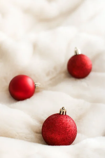 흰색 푹신한 모피 배경에 빨간 크리스마스 baubles, 럭셔리 윈트 — 스톡 사진