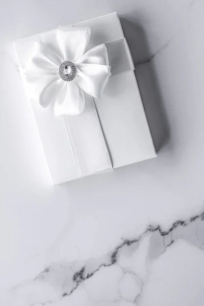 Presentes de casamento de luxo com arco de seda e fitas em backgro de mármore — Fotografia de Stock