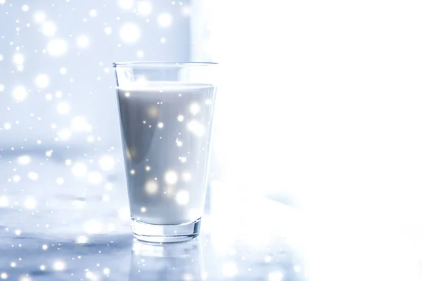 Magisches Feiertagsgetränk, das laktosefreie Bio-Milch ins Glas gießt — Stockfoto