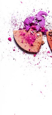 Beyaz üzerinde yalıtılmış ezilmiş göz farı paleti ve toz yakın çekim 