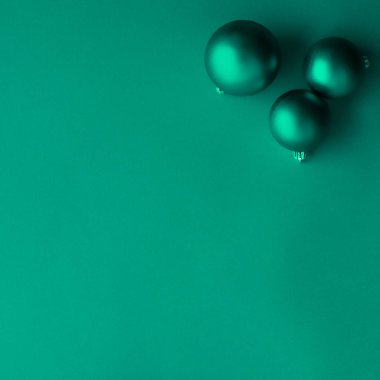 Yeşil flatlay zemin üzerinde Noel baubles, lüks kış holid