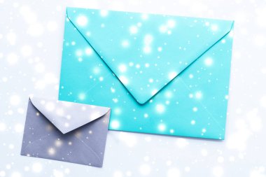 Kış tatili parlak kar f ile mermer üzerinde boş kağıt zarflar