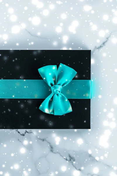 Vintersemester gåvor med smaragd sidenbåge och glödande snö på f — Stockfoto