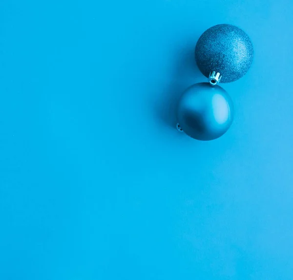 Bola de Navidad sobre fondo plano azul, holida de invierno de lujo — Foto de Stock
