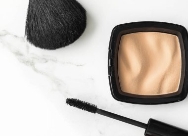 Makyaj ve kozmetik ürünleri mermer, düz arkaplan